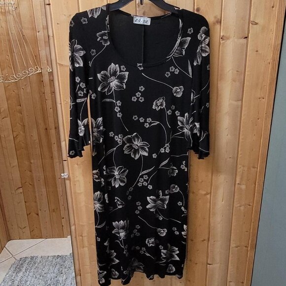Black and White Floral Dress with 3/4 Sleeves and V-Neck #floraldress Medium/Sm - Picture 1 of 3